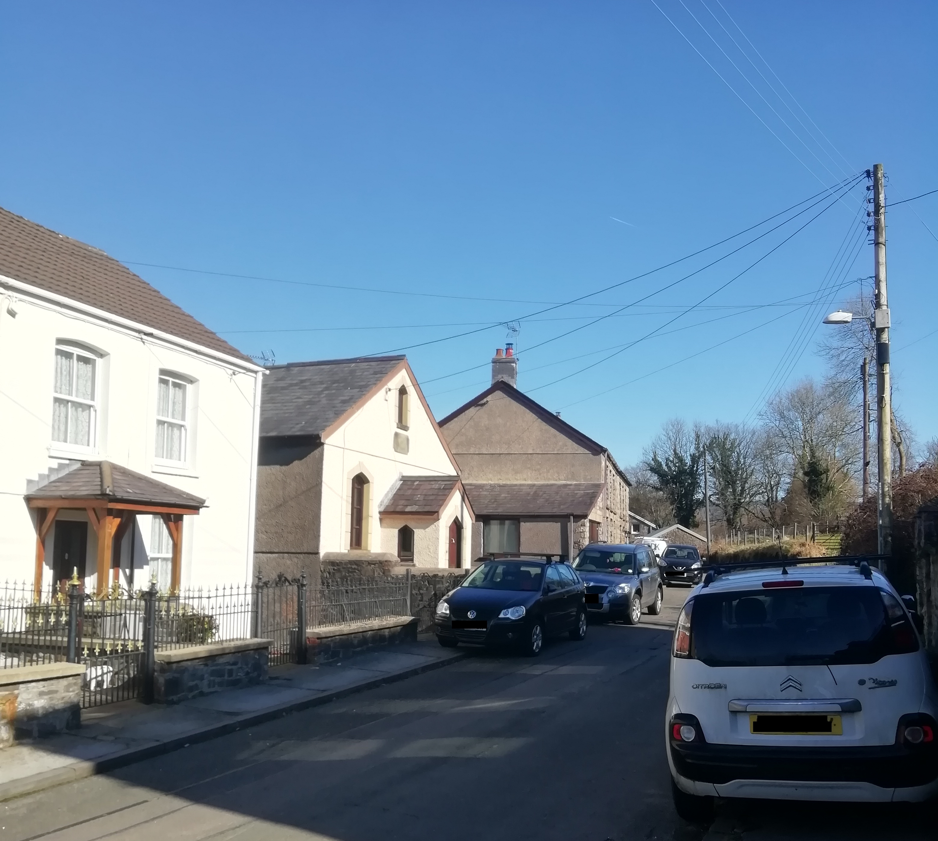 The approach to Cae Hopkin vestry